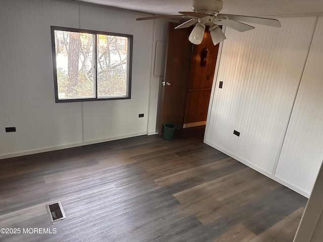 empty room featuring dark hardwood / wood-style floors and ceiling fan