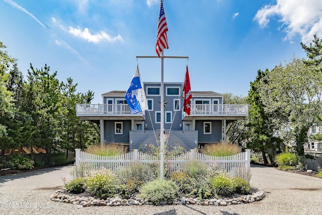 view of front of home featuring a balcony