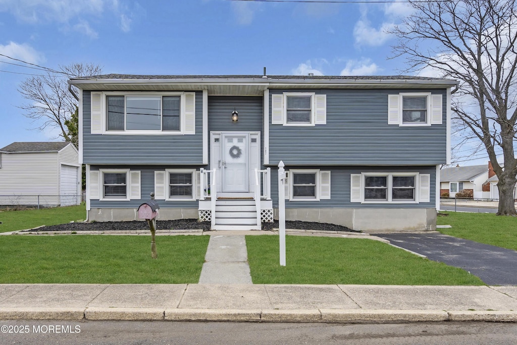 split foyer home with a front yard