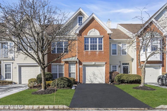 view of front of house featuring a front lawn