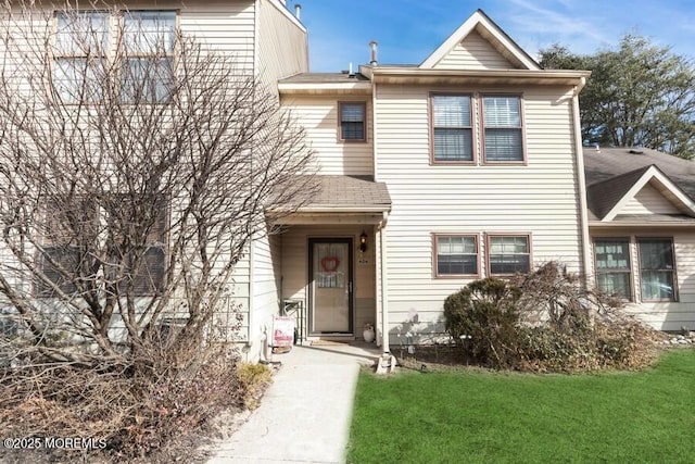 view of front of home featuring a front lawn