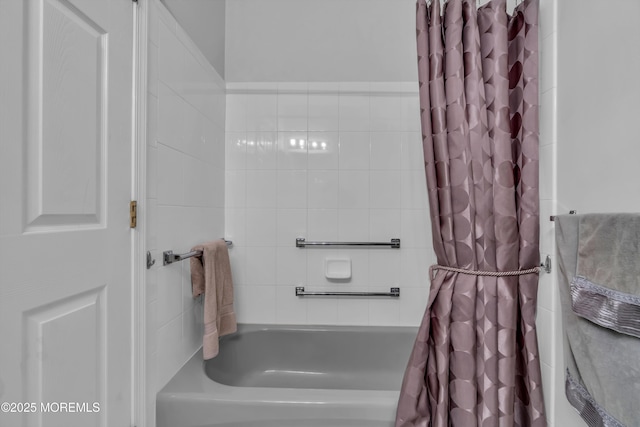 bathroom featuring shower / bath combo with shower curtain