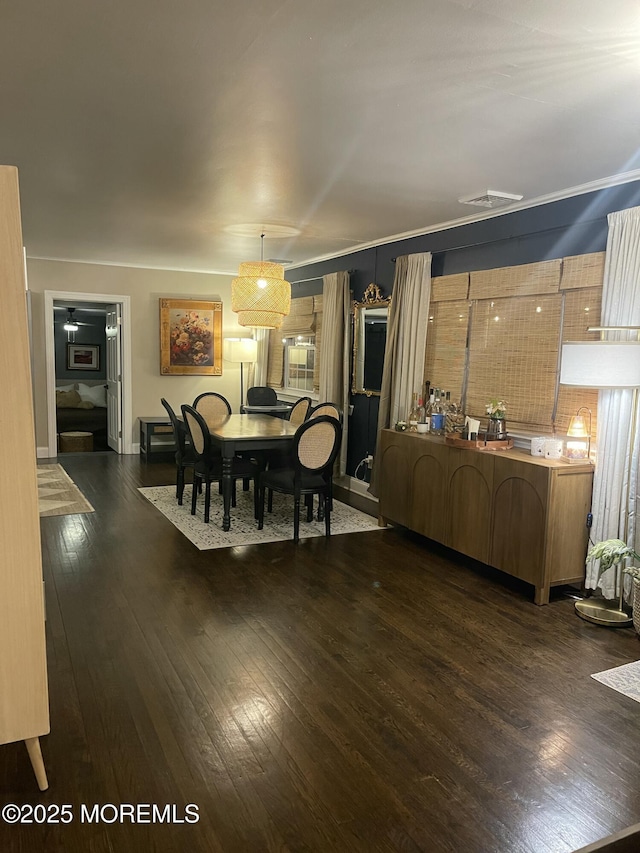 dining room featuring visible vents, hardwood / wood-style floors, and a ceiling fan