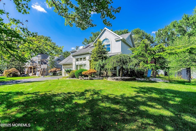 view of front of house featuring a front yard