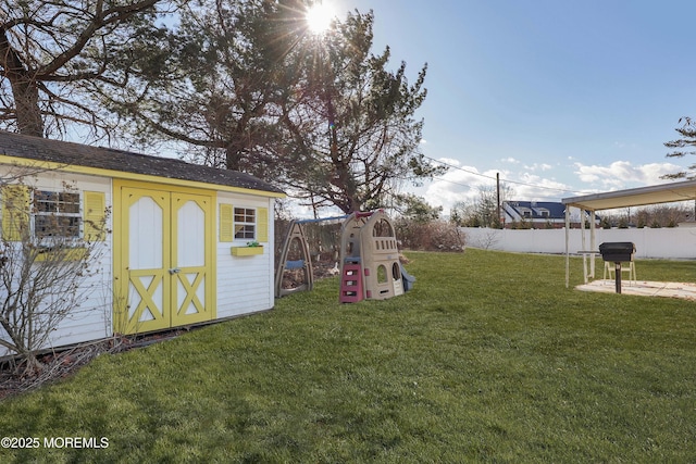 view of yard with a shed