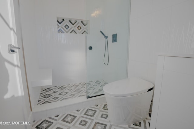 bathroom featuring a tile shower, tile walls, and toilet