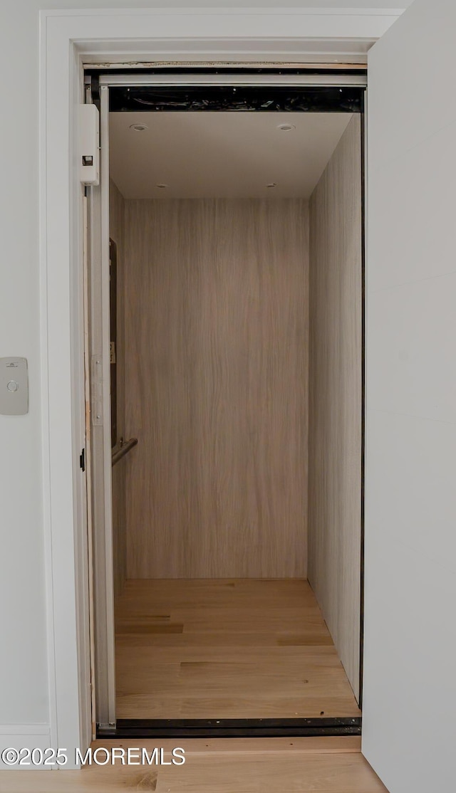 room details with elevator