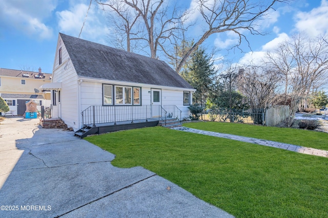 view of front of property featuring a front lawn