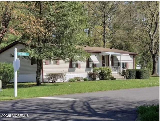 view of front of house with a front yard