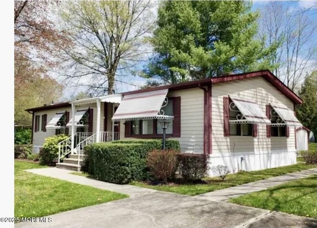 view of front facade with a front lawn