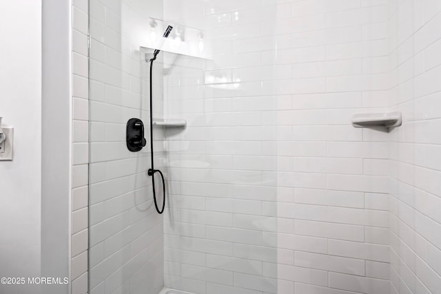 bathroom featuring tiled shower