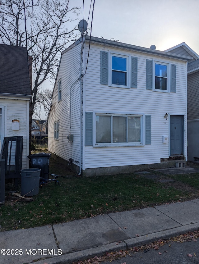 view of front of house featuring a yard