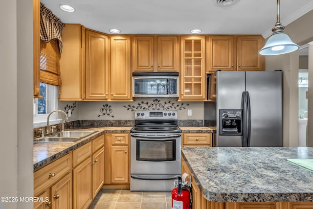 kitchen with sink, crown molding, appliances with stainless steel finishes, light tile patterned flooring, and decorative light fixtures