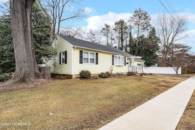 view of front of property featuring a front yard