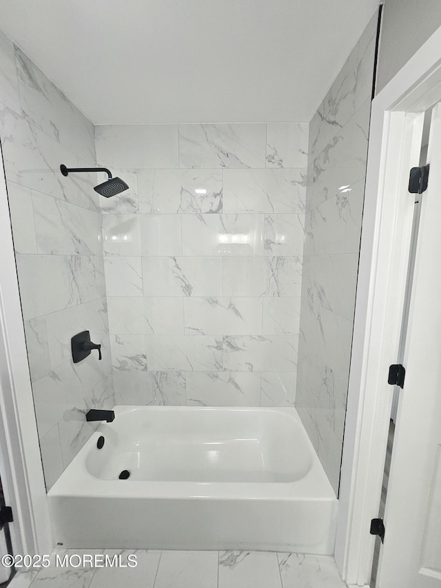 bathroom featuring tiled shower / bath