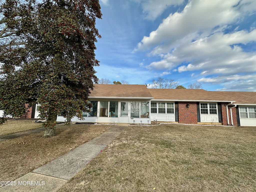 single story home with a front yard