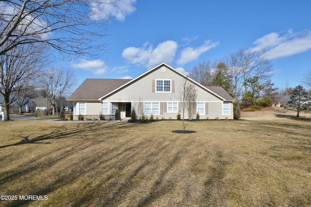 view of front of property featuring a front lawn