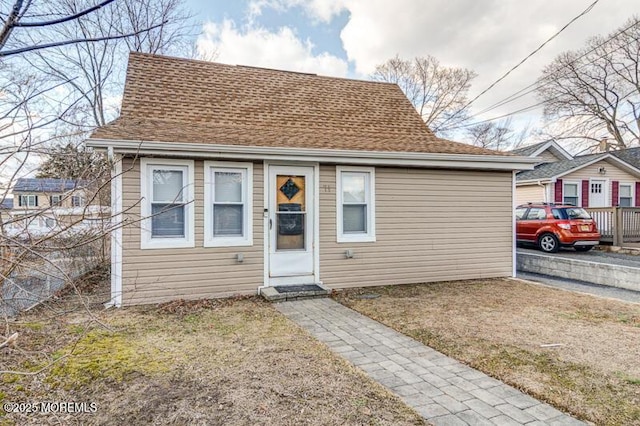 bungalow-style house featuring a front lawn