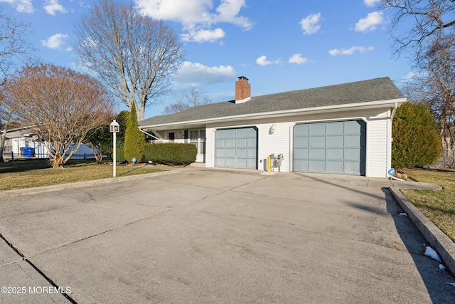 view of front of home featuring a front yard