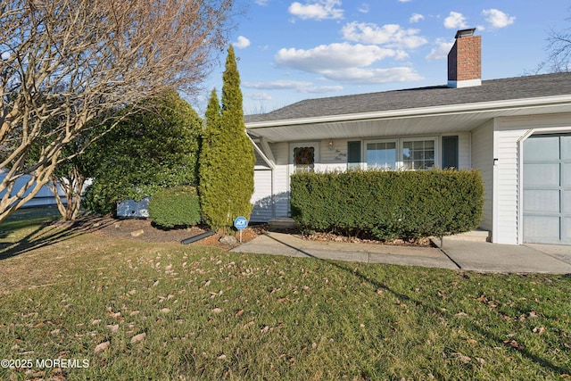 view of front facade with a front yard