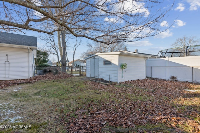 view of yard featuring a storage shed