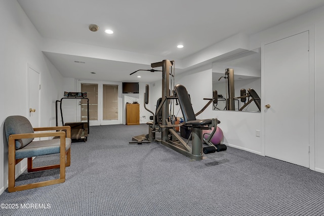 exercise room with carpet flooring