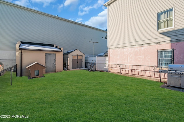 view of yard featuring a shed