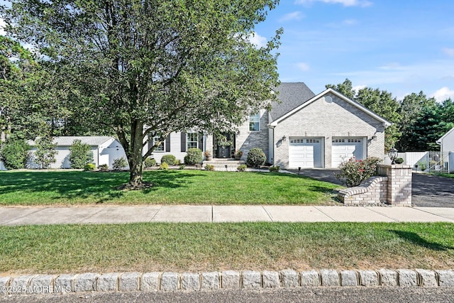 view of front facade featuring a garage and a front yard