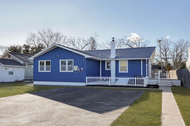 ranch-style house featuring a front lawn