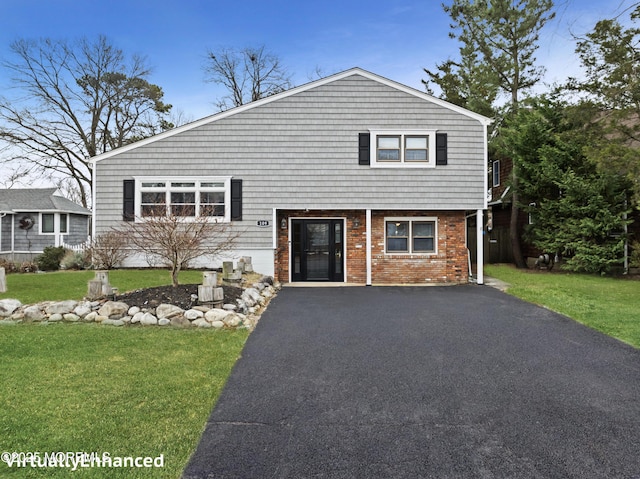 view of front of house featuring a front lawn