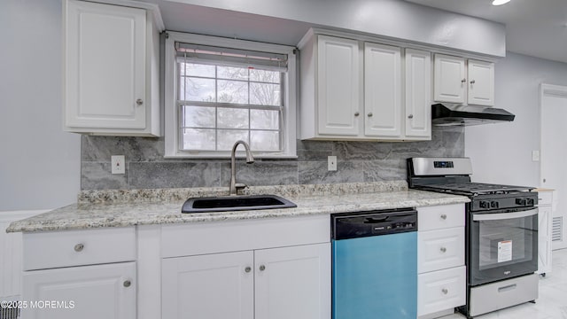 kitchen with backsplash, under cabinet range hood, gas range, dishwashing machine, and a sink