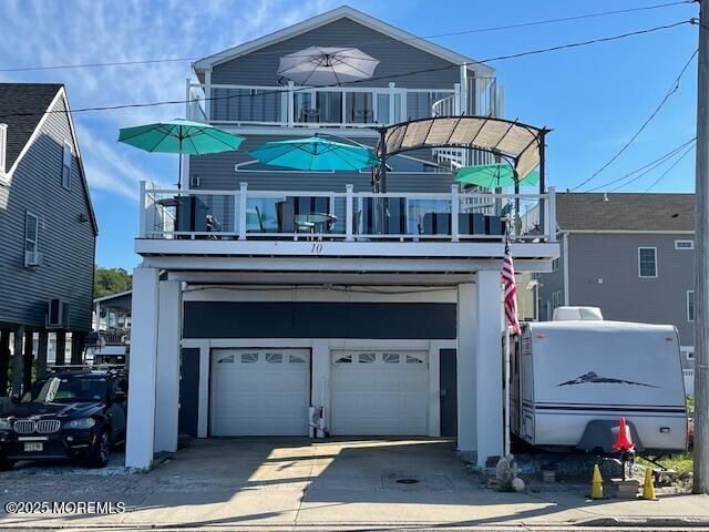 view of front of house featuring a balcony and a garage