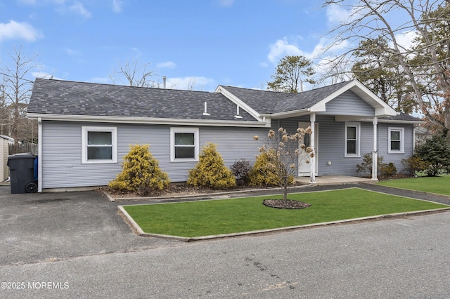 ranch-style house featuring a front yard