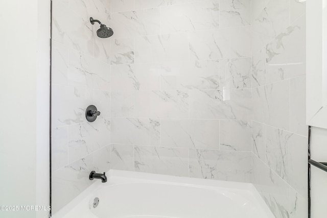 bathroom featuring tiled shower / bath