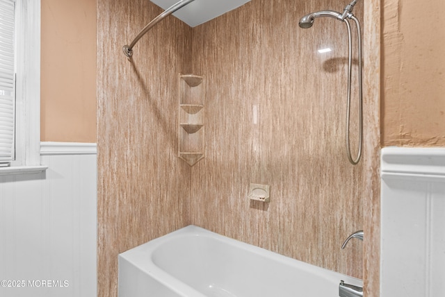 bathroom featuring tiled shower / bath combo