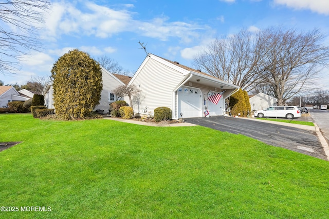 view of front of home featuring a carport and a front lawn