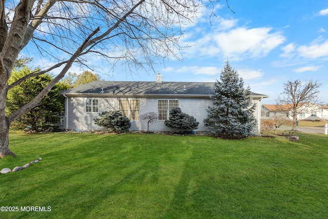 view of front facade with a front lawn