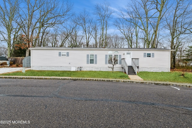 manufactured / mobile home featuring a front yard