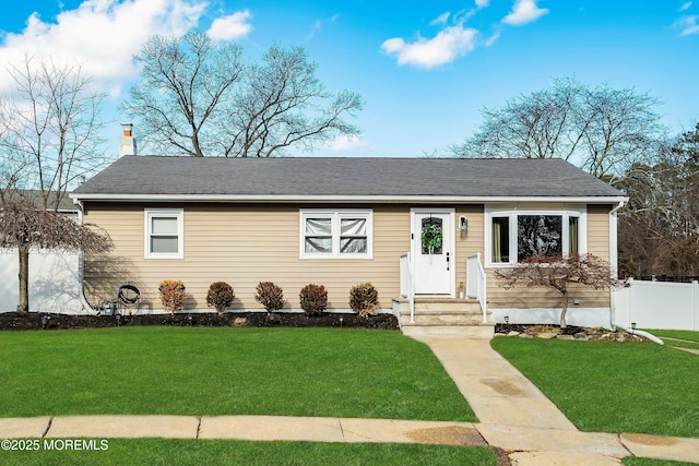 view of front facade featuring a front lawn