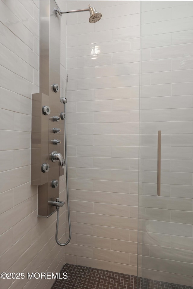 bathroom featuring a tile shower