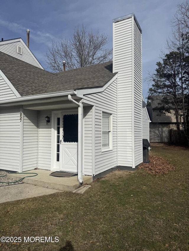 view of front facade featuring a front yard