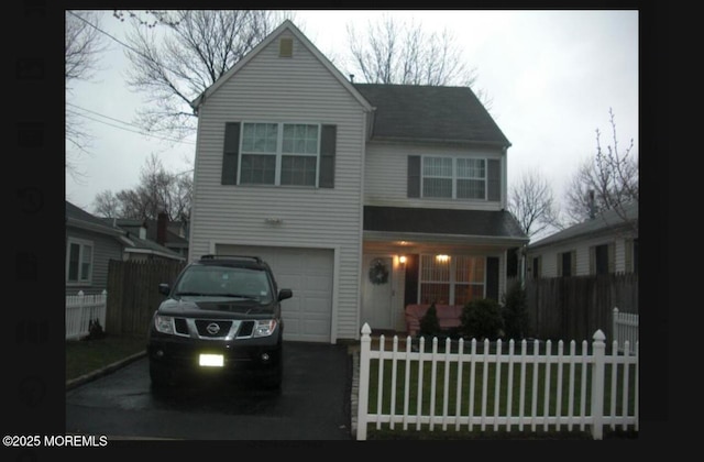 view of front property featuring a garage