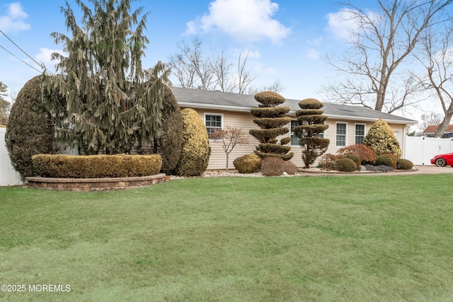 view of front of home featuring a front yard