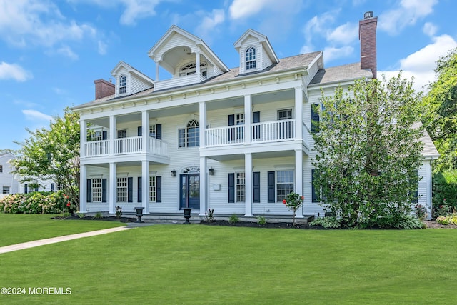 view of front of property featuring a front yard