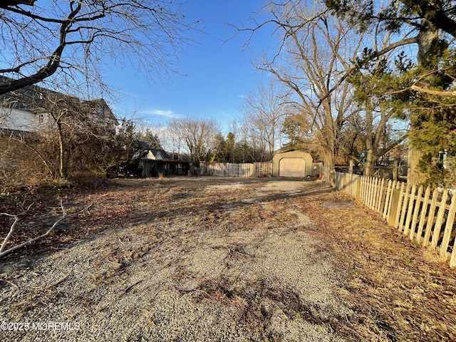 view of yard featuring a storage unit