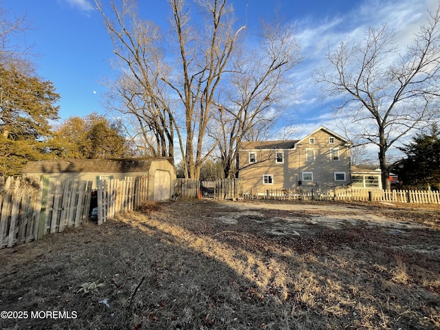 view of yard with an outbuilding