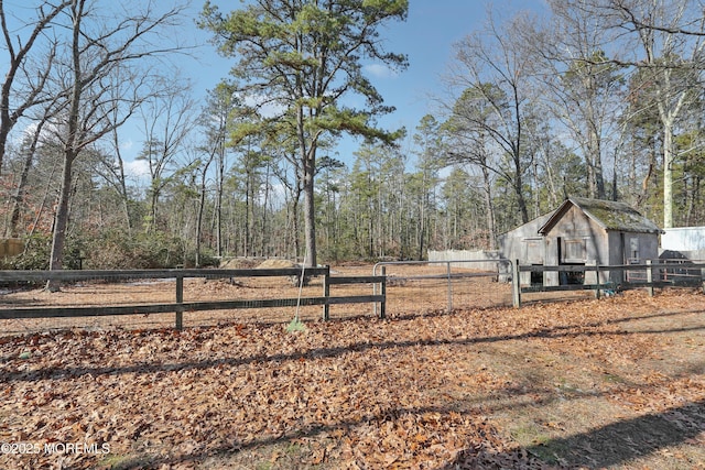 view of yard with an outbuilding