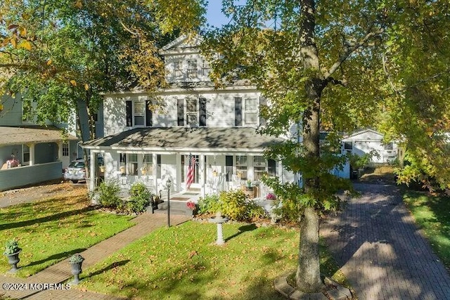 view of front of property with a front lawn and covered porch