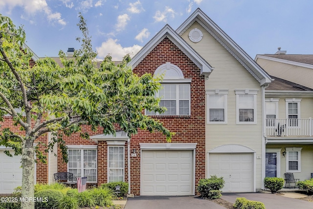 townhome / multi-family property featuring a garage