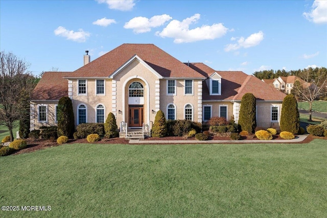 colonial house featuring a front yard